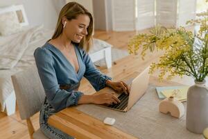 jovem bonita à moda mulher trabalhando controlo remoto às casa às mesa ambiente de trabalho, aluna Educação foto