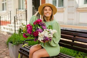 lindo jovem mulher dentro verão estilo equipamento sorridente feliz caminhando com flores dentro cidade rua foto