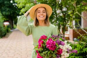 lindo jovem mulher dentro verão estilo equipamento sorridente feliz caminhando com flores dentro cidade rua foto