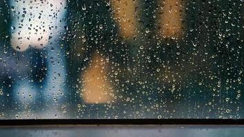janela e gotas de chuva