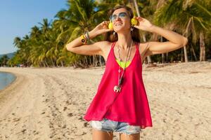 jovem hipster lindo mulher, tropical de praia foto
