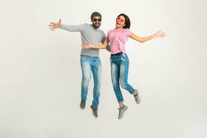 hipster à moda casal pulando bonita sorridente emocional mulher e homem foto