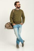 atraente à moda homem viajante em pé com saco foto