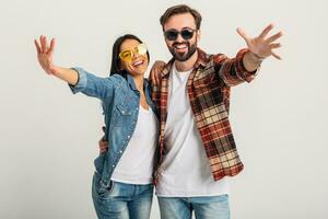 à moda homem e mulher dentro casual jeans hipster equipamento tendo Diversão foto