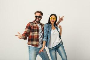 à moda homem e mulher dentro casual jeans hipster equipamento tendo Diversão foto