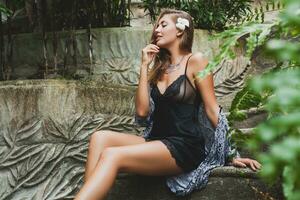 jovem fino mulher dentro tropical bali villa foto