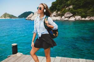 jovem à moda hipster mulher viajando por aí a mundo foto