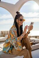 à moda bonita mulher com africano tranças em ensolarado verão período de férias foto
