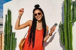 à moda bonita mulher com africano tranças em ensolarado verão período de férias foto