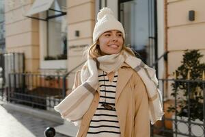 à moda mulher caminhando dentro inverno rua foto