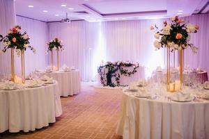 salão de banquetes para casamentos com elementos decorativos foto