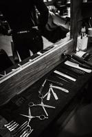 as ferramentas de um barbeiro na área de trabalho foto