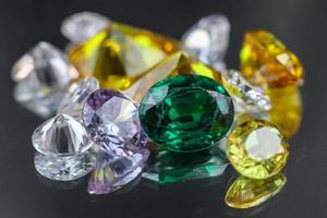 coleção de muitas gemas naturais diferentes