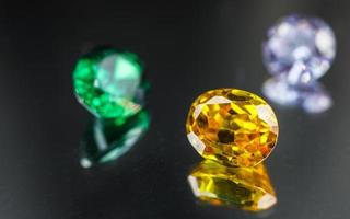 coleção de muitas gemas naturais diferentes