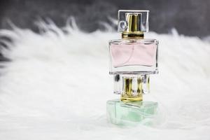 frascos de perfume em pele branca foto