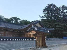 tradicional casa asiática no templo. Parque Nacional de Seoraksan. Coreia do Sul foto