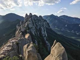 rocha ulsanbawi no parque nacional de seoraksan. Coreia do Sul foto