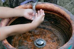 crianças mãos. lavar seu mãos para evita germes. foto