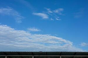 lindo natural céu e nuvens fundo foto