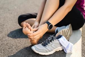 correndo lesão perna acidente-esporte mulher corredor machucando segurando doloroso tornozelo torcido com dor. atleta com dores nas articulações ou nos músculos e dificuldade para sentir dores na parte inferior do corpo.
