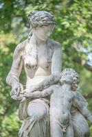 Dresden, Alemanha - estátua do Vênus corte asas para a anjo dentro a cidadão Prado parque chamado hambúrguer. paisagem urbana do a centro da cidade às ensolarado Primavera dia e azul céu. foto