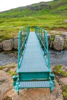 metal passarela através rio dentro fiordes às a caminhada trilha perto seydisfjordur dentro Islândia, verão foto