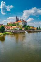 famoso antigo meissen castelo, fortaleza e catedral perto Dresden às Elba rio. ensolarado verão dia com azul céu e pôr do sol cores foto