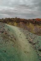 islandês panorama do colorida arco Iris vulcânico Landmannalaugar montanhas, às laugavegur caminhada trilha com dramático céu, colorida riolito vulcão solo e lava Campos dentro Islândia. foto