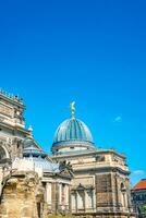 a Principal construção do a Zitronenpresse fachada e cúpula com estátuas do dourado anjos Como guerreiros e defensores dentro histórico centro da cidade do Dresden, Alemanha foto