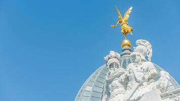 Dresden, Alemanha -bandeira com velho estátua do uma dourado anjo e guerreiros e cavaleiros às a cúpula topo dentro centro da cidade do Dresden, com cópia de espaço azul céu sólido fundo. foto