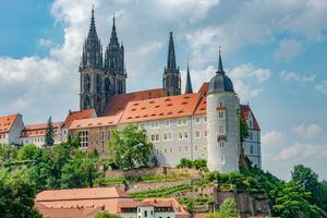 famoso antigo meissen castelo, fortaleza e catedral perto Dresden às Elba rio. ensolarado verão dia com azul céu foto