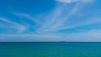 céu azul e mar foto