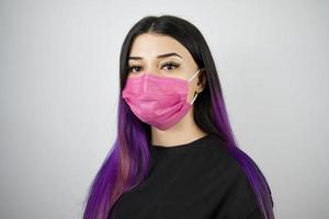 mulher usando máscara protetora. conceito de saúde e segurança de vida, coronavírus, proteção contra vírus, pandemia. foto