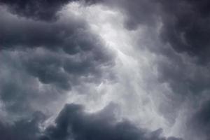 nuvens cinzentas sombrias na véspera de uma tempestade. foto