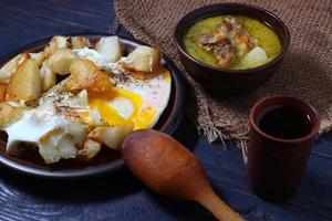 comida rústica de produtos simples. sopa, ovos e vinho. foto