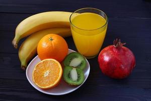 muitas frutas exóticas em um fundo escuro foto