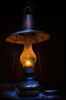 lâmpada de querosene velha no escuro foto
