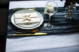 toalha de mesa colorida com prato branco e talheres