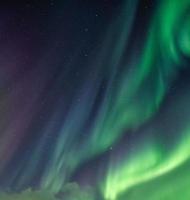 aurora boreal com estrelado no céu noturno foto
