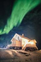 aurora borealis aurora boreal sobre casa branca brilhar na neve
