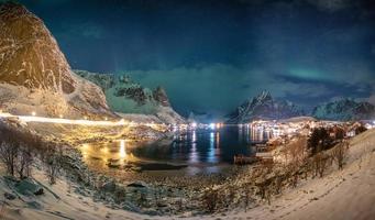 panorama da aurora boreal sobre a vila escandinava no inverno