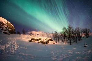 paisagem de montanha de neve com explosão de aurora boreal