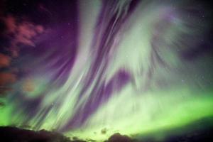explosão das luzes do norte da aurora boreal com estrelas no céu noturno do Ártico foto