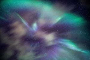 aurora boreal colorida com estrelas no céu foto