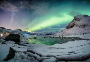 explosão da aurora boreal na cordilheira nevada