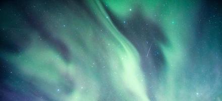 aurora boreal com estrelado no céu noturno foto
