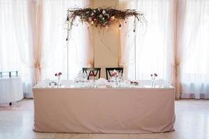 salão de banquetes para casamentos com elementos decorativos foto