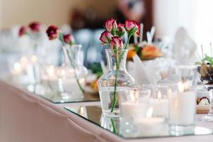 salão de banquetes para casamentos com elementos decorativos foto