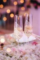 taças de casamento para vinho e champanhe de cristal foto