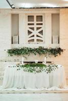 salão de banquetes para casamentos com elementos decorativos foto